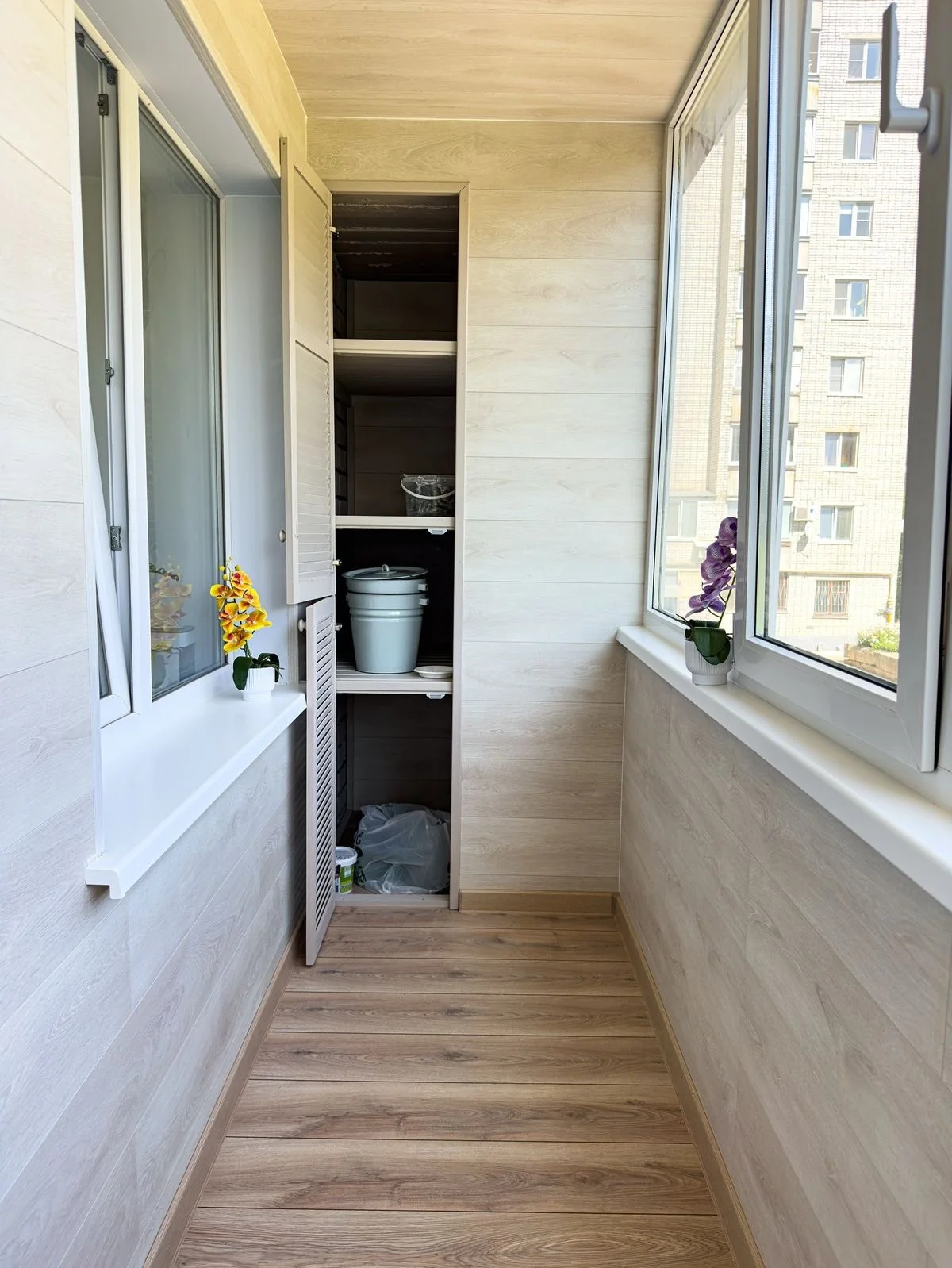 Зона отдыха на объединённой лоджии — отделка балкона, портфолио NewVision, Минск