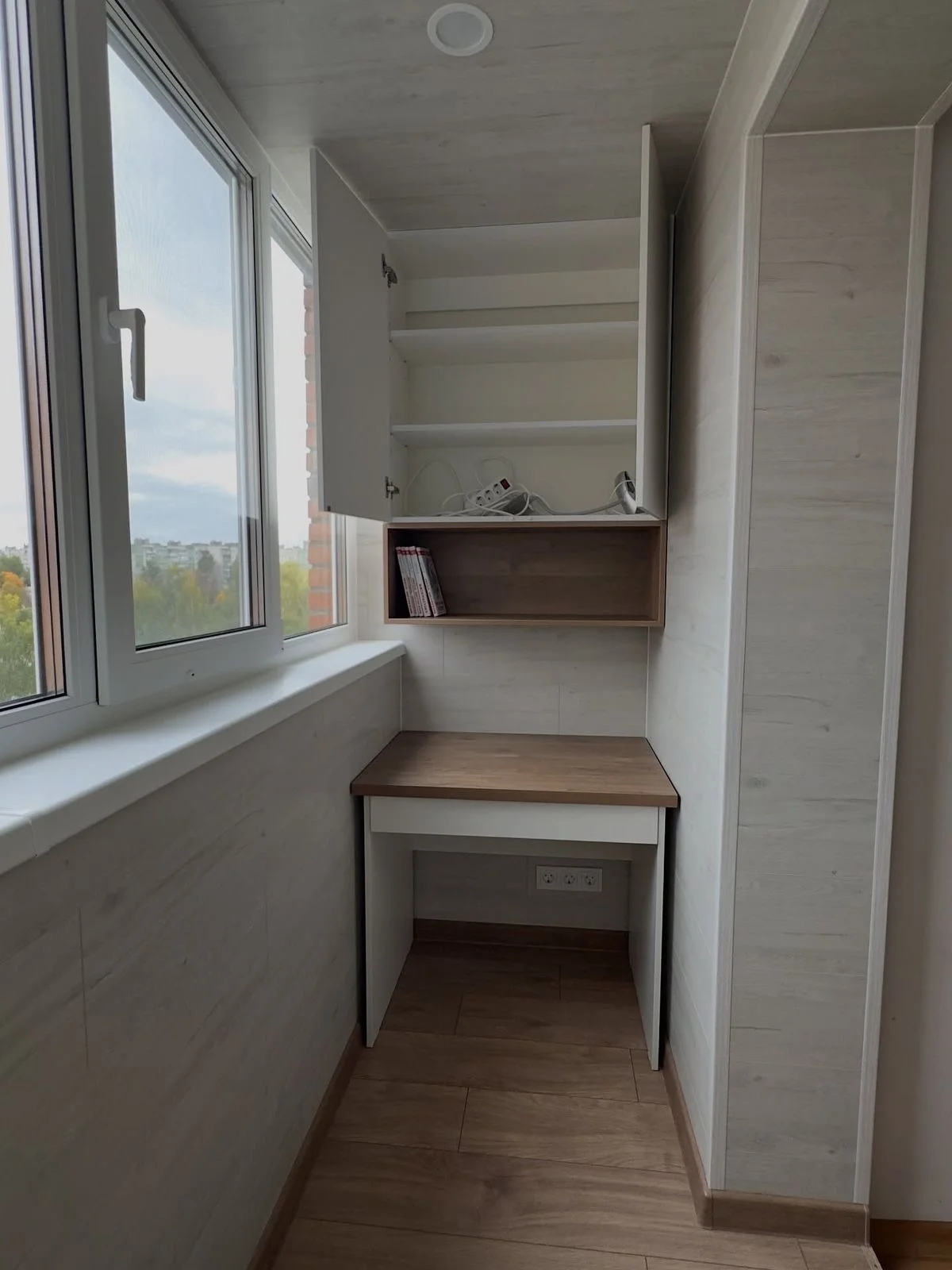 Шкафы, рабочая зона и тумбы на балконе или лоджии — пример из портфолио NewVision, Минск