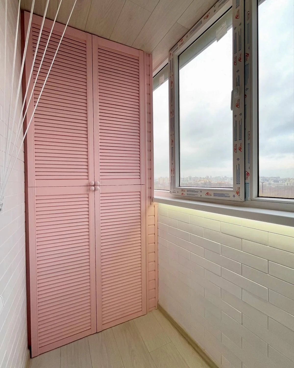 Светлая комната с выходом на лоджию — отделка балкона, портфолио NewVision, Минск